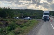 VOLCADURA DE TRAILER CARGADO CON TARIMAS ESTA MAÑANA EN MONTEMORELOS.