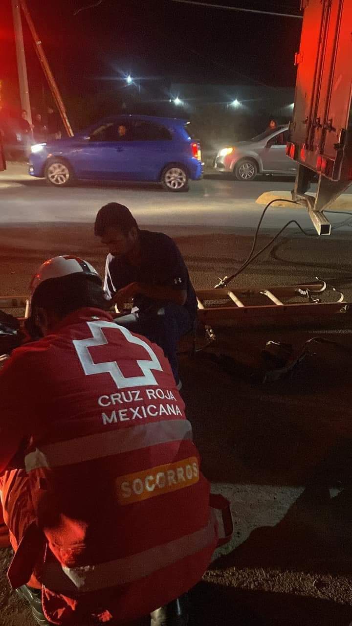 PARAMÉDICOS DE LA CRUZ ROJA, ATIENDEN A HOMBRE LESIONADO EN LINARES.