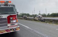 EN LINARES, N. L. EN CUESTIÓN DE SEGUNDOS DOS VEHICULOS TERMINAN VOLCADOS.