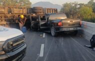 UN LESIONADO EN CHOQUE DE CAMIONETA Y UN TRÁILER QUE VUELCA EN ALLENDE, CERRADA LA VIALIDAD.