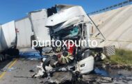 CHOQUE DE TRAILERS EN CARRETERA NUEVO LAREDO MONTERREY, CHOFER PIERDE LA VIDA.