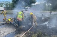 SE INCENDIA POR COMPLETO VEHÍCULO EN CARRETERA NACIONAL, FAMILIA LOGRA SALVARSE.