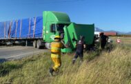 TRAILER SALE DE CARRETERA POR UNA FALLA MECÁNICA EN MONTEMORELOS.