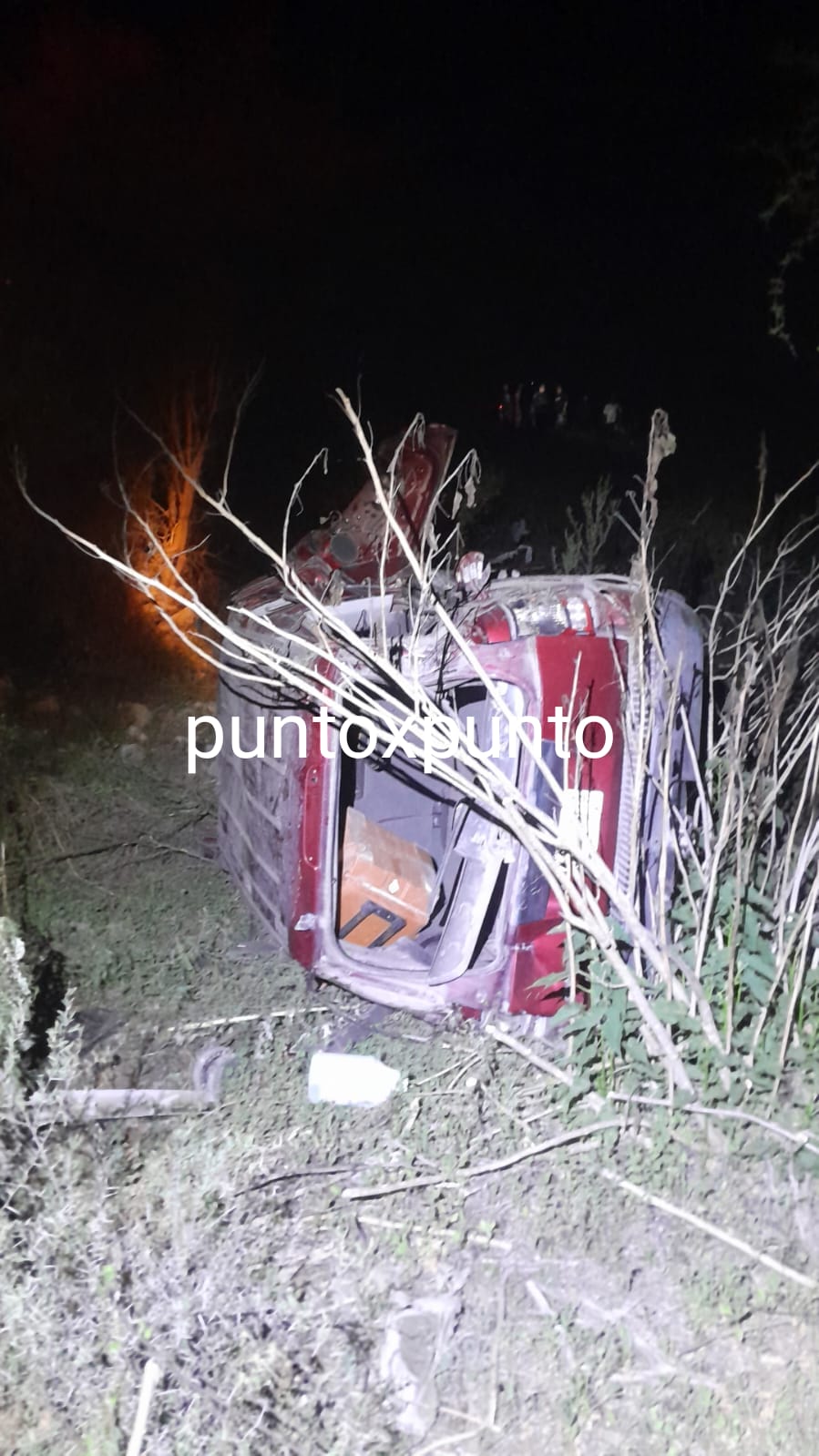 UN HOMBRE SIN VIDA Y DOS HERIDOS GRAVES, FUE EL SALDO DE LA VOLCADURA DE UNA CAMIONETA EN LINARES.