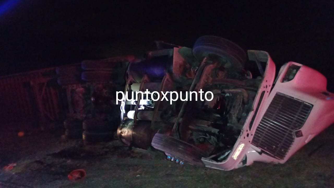 VOLCADURA DE TRAILER, DEJA LESIONADOS EN GALEANA.