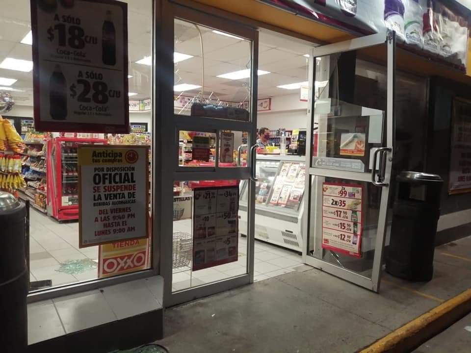 ASALTARON TIENDA OXXO EN LINARES, JOVEN ENTRA CON CUCHILLO TIPO CEBOLLERO.