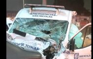 TRES PERSONAS LESIONADAS AL CHOCAR AUTO CON UNA AMBULANCIA.