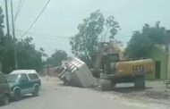 CHOFER DE CAMIÓN DE CARGA Y UNA RETRO, REALIZABAN LABORES EN UNA ZANJA, CAMIÓN DE VOLTEO TERMINA VOLCADO EN LINARES.