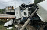 VOLCADURA Y CHOQUE DE UN TRÁILER EN ALLENDE SE MOVILIZAN LOS CUERPOS DE EMERGENCIA.