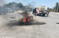 MOTOCICLISTA DERRAPA, RESULTANDO LESIONADO Y SU MOTOCICLETA INCENDIADA EN ALLENDE.