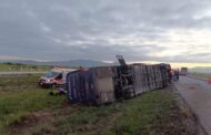 12 LESIONADOS TRAS VOLCADURA DE AUTOBÚS EN GALEANA.