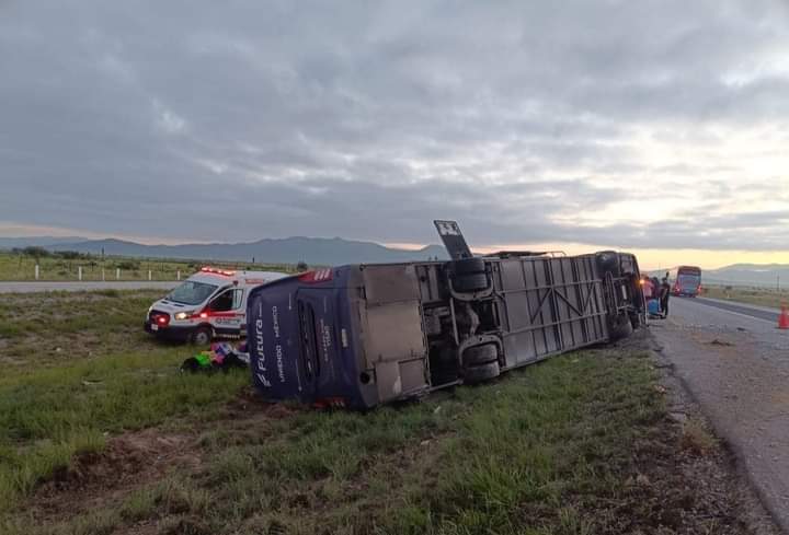 12 LESIONADOS TRAS VOLCADURA DE AUTOBÚS EN GALEANA.