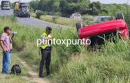 LE SACAN LA VUELTA A UN BACHE CAE EN OTRO, TERMINA SU AUTO VOLCADO EN CARRETERA NACIONAL EN SENTIDO CONTRARIO.