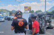 VOLCADURA DE VEHÍCULO EN EL CERRITO EN SANTIAGO N.L.