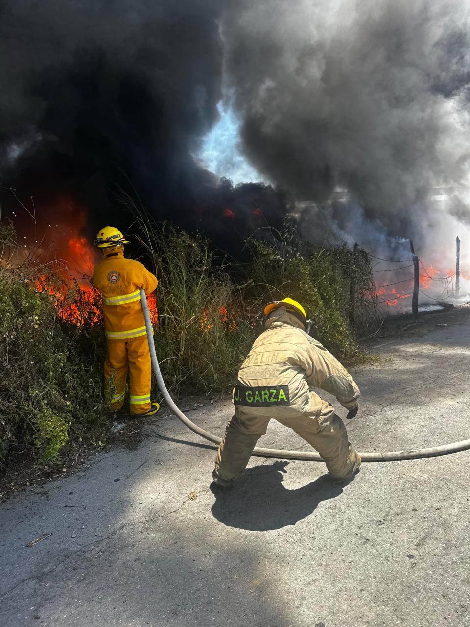 INCENDIO EN ALLENDE MOVILIZA AL PERSONAL DEL DEPARTAMENTO DE PROTECCIÓN CIVIL, LE PRENDEN FUEGO A NEUMÁTICOS.