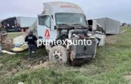 VOLCADURA DE CAMION QUE TRANSPORTABA QUIMICOS EN DR. ARROYO.