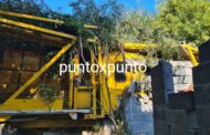 TRAILER SALE DE LA CARRETERA Y SE PROYECTA CONTRA UNA CASA EN CONSTRUCCIÓN EN MONTEMORELOS.