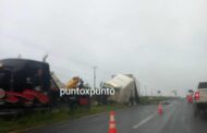 ACCIDENTE DE TRÁILER EN CARRETERA NACIONAL EN MONTEMORELOS MANTUVO CERRADA LA VIALIDAD POR HORAS.