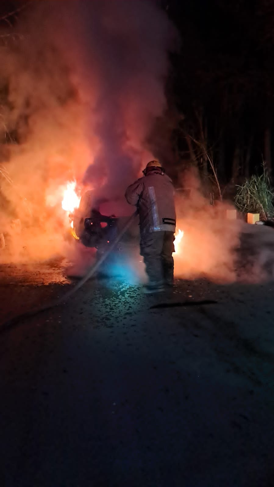 INCENDIO DE VEHÍCULO EN CARRETERA A RAÍCES EN ALLENDE.