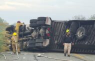 VUELCA TRÁILER CARGADO DE TONELADA DE LIMÓN EN GENERAL TERÁN, CERRADA LA VIALIDAD.