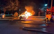 SE INCENDIA UN VEHÍCULO EN LINARES MOVILIZANDO LOS CUERPOS DE EMERGENCIA.