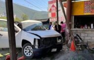 TRÁILER SE LE DESPRENDE CAJA, CHOCA CAMIONETA QUE TERMINA PROYECTADA EN NEGOCIO ENTRE SANTIAGO Y ALLENDE.