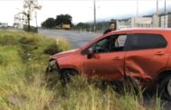 EN ALLENDE, N. L. UNAUTOMOVIL SE SALE DE LA CARRETERA, REPORTAN SOLO DAÑOS MATERIALES.