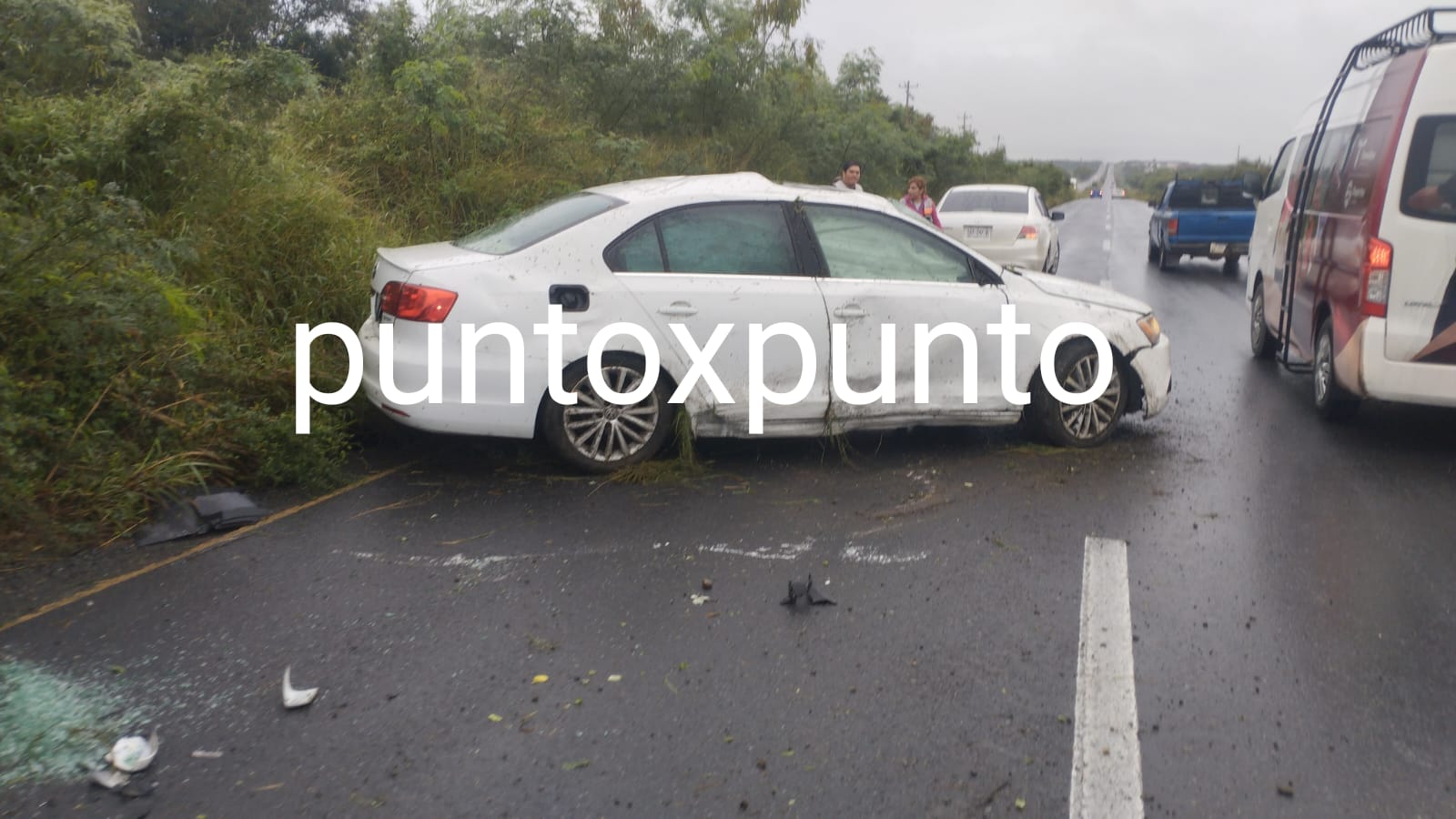 EN HUALAHUISES, N. L. UN AUTO CHOCA EN CARRETERA NACIONAL.