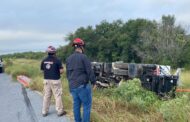 CAMIÓN DE CARGA PESADA PARTICIPA EN UNA VOLCADURA EN GENERAL.