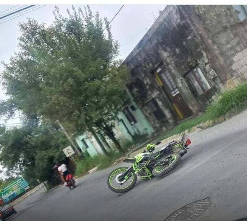 AUTORIDADES INVESTIGAN MOTOCICLETA ABANDONADA EN LINARES Y BUSCAN A CONDUCTOR Y ACOMPAÑANTE.