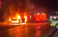 EN SANTIAGO, N. L. ANOCHE UNA CAMIONETA DE UN GRUPO MUSICAL FUE CONSUMIDA POR FUEGO.