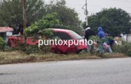 VOLCADURA DE CAMIONETA EN MONTEMORELOS EN CARRETERA NACIONAL.