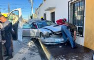 CONDUCE A EXCESO DE VELOCIDAD, MENOR PROVOCA ACCIDENTE, CHOCA CON DOMICILIO.