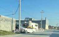 TAXI CHOCA CONTRA POSTE EN MONTEMORELOS.