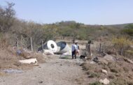 SE DESPREDEN ROLLOS DE ACERO DE PLATAFORMA EN CARRETERA NACIONAL EN MONTEMORELOS, OCUPANTES DE MOTOCICLETA SALTAN PARA PONERSE A SALVO.