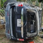 LOCALIZAN CAMIONETA VOLCADA Y ABANDONADA.