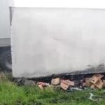 VUELCA TRÁILER CARGADO DE CERVEZA EN CARRETERA CIUDAD VICTORIA-MONTERREY, GUARDIA NACIONAL CUIDA LA CARGA.