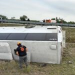 EN LOS RAMONES, N L. SE REGISTRÓ LA VOLCADURA DE AUTOBUS.
