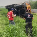 VUELCA CAMIÓN CARGADO DE SOYA EN CARRETERA NACIONAL EN MONTEMORELOS.