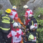 TRÁILER CAE DE PUENTE EN CARRETERA NACIONAL EN MONTEMORELOS Y SE INCENDIA, RESCATAN A CONDUCTOR.