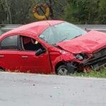 VUELCA VEHÍCULO EN LA CARRETERA NACIONAL EN LINARES, REPORTAN DOS PERSONAS LESIONADAS.